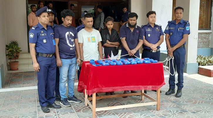 সোনারগাঁয়ে বিপুল পরিমাণ ইয়াবাসহ ৪ কারবারি গ্রেপ্তার সোনারগাঁয়ে বিপুল পরিমাণ ইয়াবাসহ ৪ কারবারি গ্রেপ্তার