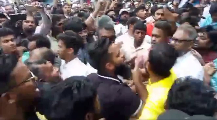 পদযাত্রায় রিজভীর সামনে হাতাহাতি বিশৃঙ্খলা না.গঞ্জ বিএনপি নেতাদের পদযাত্রায় রিজভীর সামনে হাতাহাতি বিশৃঙ্খলা না.গঞ্জ বিএনপি নেতাদের