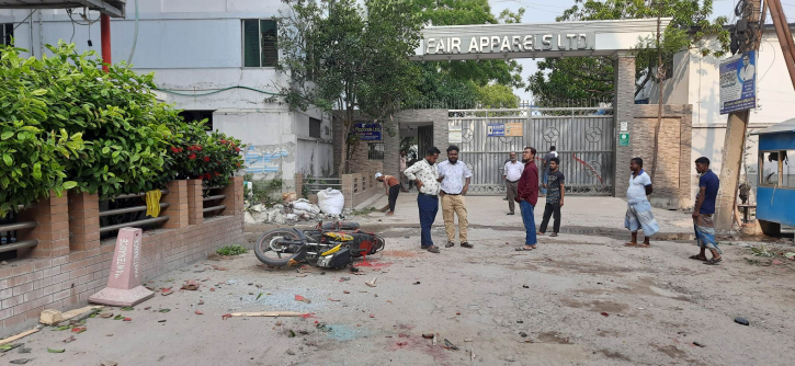 ব্যঙ্গ কার্টুন: প্রিন্ট করা টিশার্ট পুড়িয়ে ক্ষুব্ধ শ্রমিকদের শান্ত করলো মালিকপক্ষ ব্যঙ্গ কার্টুন: প্রিন্ট করা টিশার্ট পুড়িয়ে ক্ষুব্ধ শ্রমিকদের শান্ত করলো মালিকপক্ষ