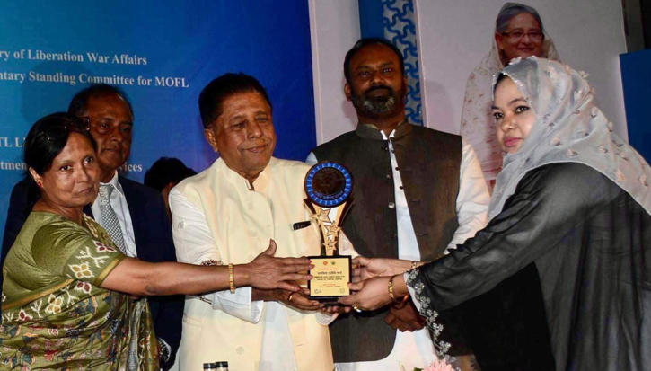 রাষ্ট্রীয় সম্মাননা হিসেবে ‘ডেইরি আইকন’ পুরস্কার পেলো নারায়ণগঞ্জের তাহমিনা ডেইরি ফার্ম রাষ্ট্রীয় সম্মাননা হিসেবে ‘ডেইরি আইকন’ পুরস্কার পেলো নারায়ণগঞ্জের তাহমিনা ডেইরি ফার্ম