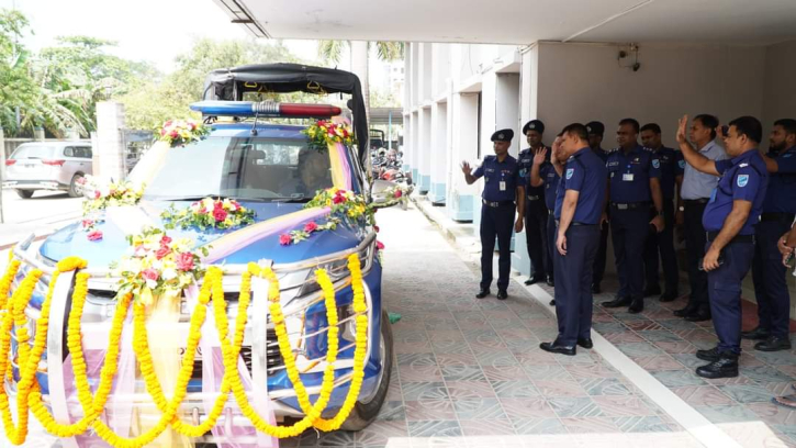 পুলিশের পুষ্প সজ্জিত গাড়িতে বাড়ি ফিরলেন নূর মোহাম্মদ পুলিশের পুষ্প সজ্জিত গাড়িতে বাড়ি ফিরলেন নূর মোহাম্মদ