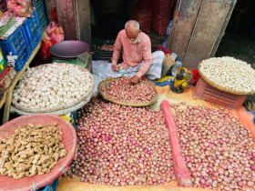 ভরা মৌসুমেও আলু-পেঁয়াজের বাড়তি দাম
