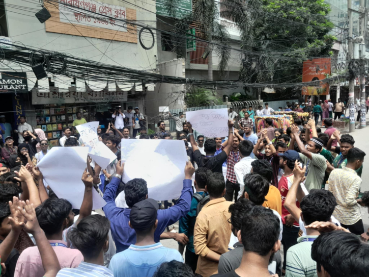 নারায়ণগঞ্জের প্রাণকেন্দ্রে শিক্ষার্থীদের অবস্থান, বিক্ষোভ নারায়ণগঞ্জের প্রাণকেন্দ্রে শিক্ষার্থীদের অবস্থান, বিক্ষোভ