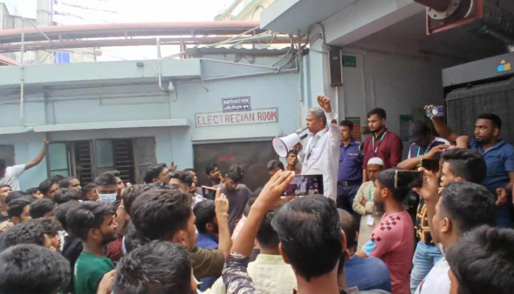 সিদ্ধিরগঞ্জে বকেয়া বেতনের দাবীতে বিক্ষোভ 