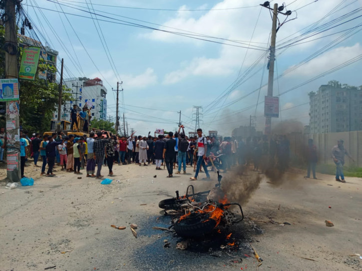 উত্তাল ঢাকা চট্টগ্রাম মহাসড়ক, ছাত্রলীগের মোটরসাইকেলে আগুন উত্তাল ঢাকা চট্টগ্রাম মহাসড়ক, ছাত্রলীগের মোটরসাইকেলে আগুন