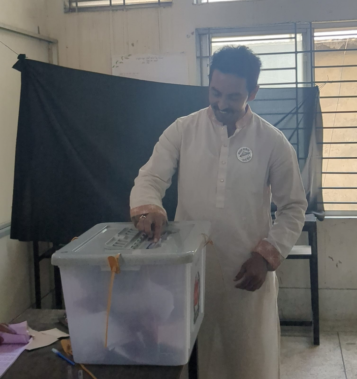 মাথাল মার্কায় প্রথম ভোট, নারায়ণগঞ্জে নজির গড়লেন অঞ্জন দাস