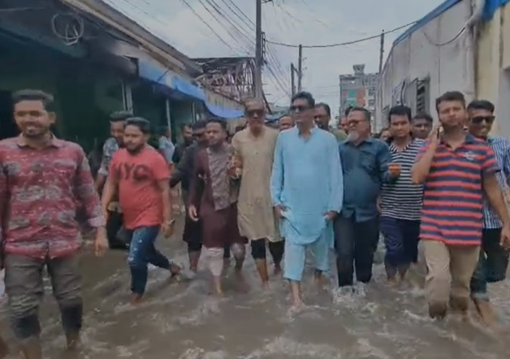 ফতুল্লায় পানিবন্দি মানুষের পাশে বিএনপি নেতা রাজীব