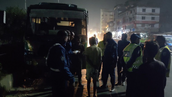 ঢাকা-নারায়ণগঞ্জ লিংক রোডে বাসে অগ্নিসংযোগ, অল্পের জন্য প্রাণে বাঁচলেন চালক-হেলপার ঢাকা-নারায়ণগঞ্জ লিংক রোডে বাসে অগ্নিসংযোগ, অল্পের জন্য প্রাণে বাঁচলেন চালক-হেলপার