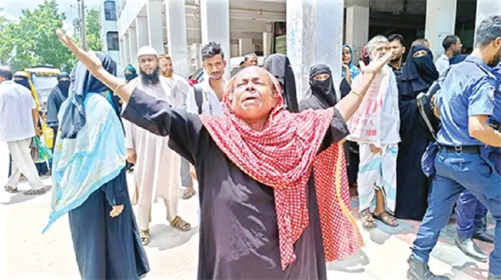 নারায়ণগঞ্জে আদালতপাড়ায় স্বজনদের কান্না নারায়ণগঞ্জে আদালতপাড়ায় স্বজনদের কান্না