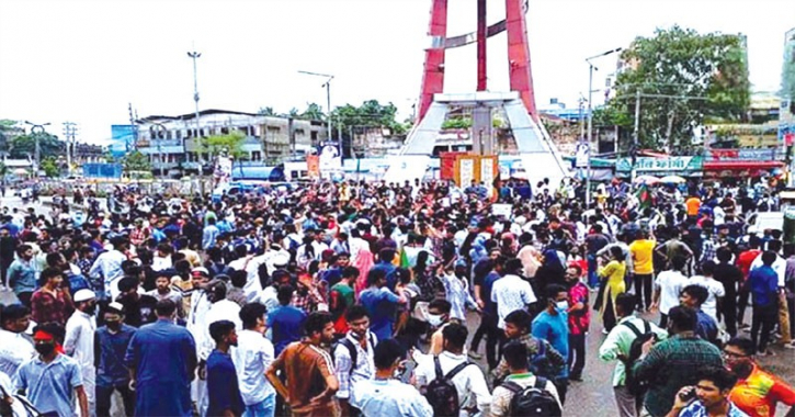 ৫ আগষ্ট আ.লীগের পতনে নজিরবিহীন উল্লাস করে নারায়ণগঞ্জ ৫ আগষ্ট আ.লীগের পতনে নজিরবিহীন উল্লাস করে নারায়ণগঞ্জ