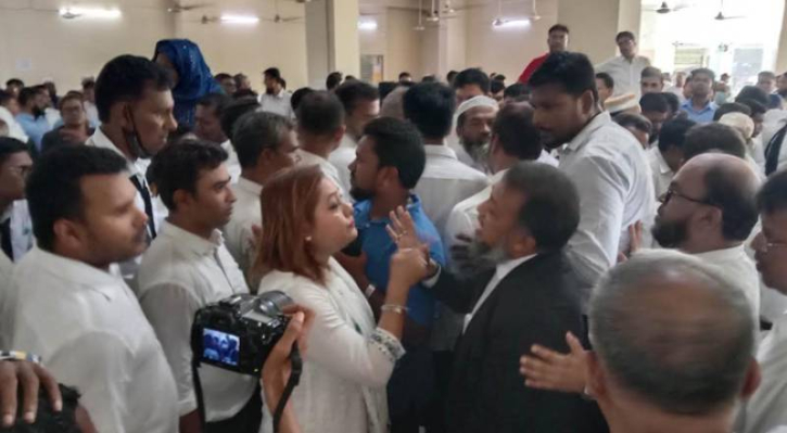 আওয়ামীপন্থী আইনজীবীদের বাধায় বিএনপির দোয়া অনুষ্ঠান পণ্ড আওয়ামীপন্থী আইনজীবীদের বাধায় বিএনপির দোয়া অনুষ্ঠান পণ্ড