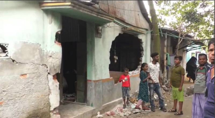 রূপগঞ্জে স্বতন্ত্র প্রার্থীর কর্মীদের বাড়িতে লুটপাট, গুঁড়িয়ে দেওয়ার অভিযোগ রূপগঞ্জে স্বতন্ত্র প্রার্থীর কর্মীদের বাড়িতে লুটপাট, গুঁড়িয়ে দেওয়ার অভিযোগ