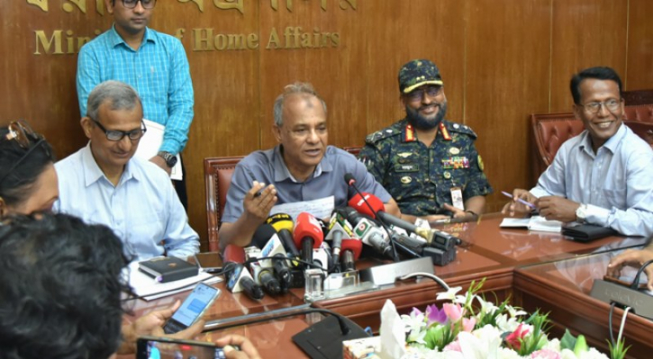 হারানো অস্ত্রের খবর দিলে পুরস্কার: স্বরাষ্ট্র উপদেষ্টা হারানো অস্ত্রের খবর দিলে পুরস্কার: স্বরাষ্ট্র উপদেষ্টা