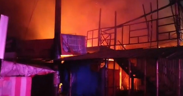 রূপগঞ্জে নীলা মার্কেটে অগ্নিকাণ্ড