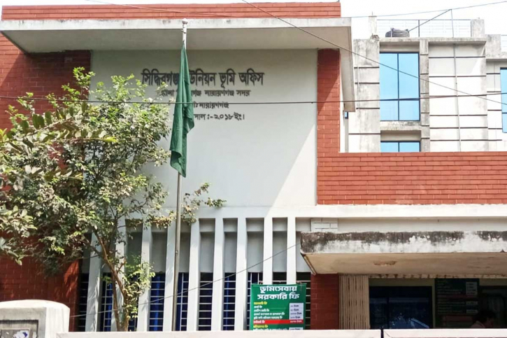 ভূমি অফিসে প্রতিমন্ত্রীর আকস্মিক অভিযান, অনিয়ম ও দুর্নীতির অভিযোগে ৩ কর্মকর্তা বদলি