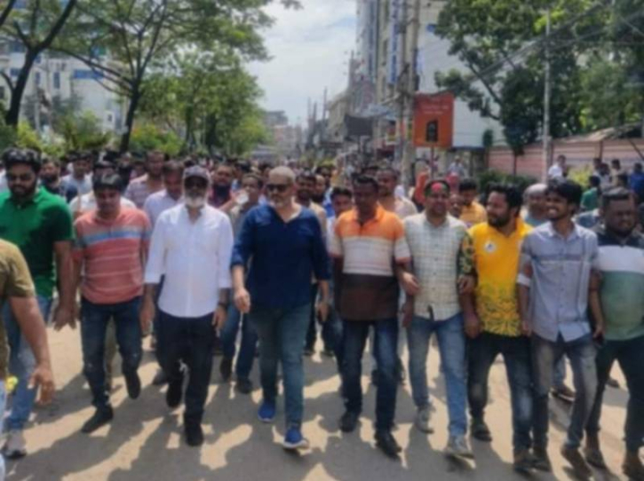 আন্দোলনে ছাত্র জনতাকে নিয়ে সাইনবোর্ডের দায়িত্বে ছিলেন দিপু আন্দোলনে ছাত্র জনতাকে নিয়ে সাইনবোর্ডের দায়িত্বে ছিলেন দিপু