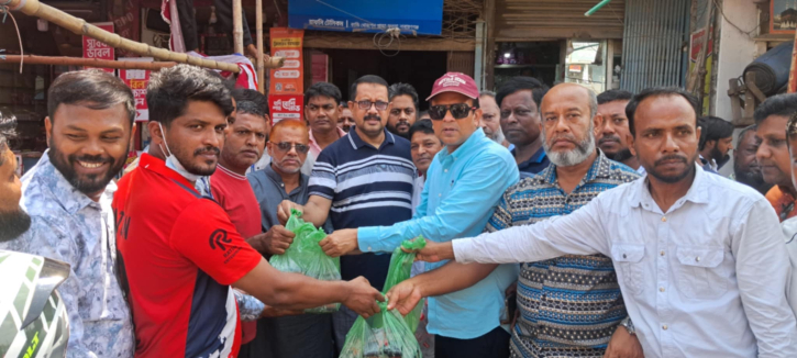 শিক্ষার্থীদের পাশে টিটু-রিয়াদ শিক্ষার্থীদের পাশে টিটু-রিয়াদ