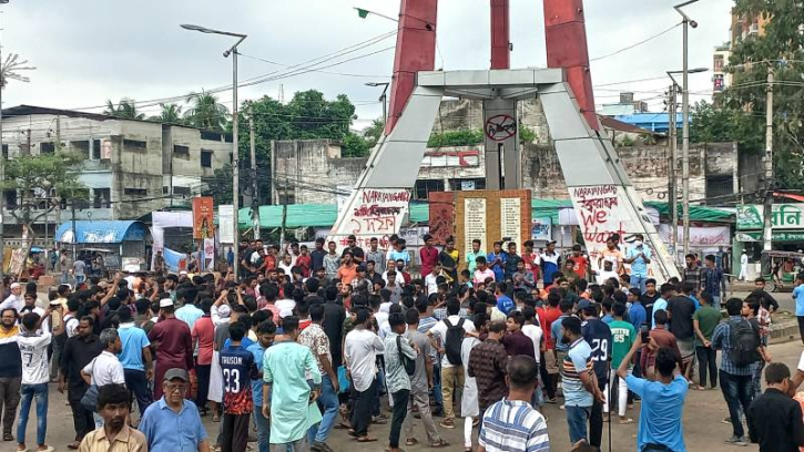 নারায়ণগঞ্জে পুলিশ-আওয়ামীলীগ, ছাত্র-জনতা ত্রিমুখী সংঘর্ষ নারায়ণগঞ্জে পুলিশ-আওয়ামীলীগ, ছাত্র-জনতা ত্রিমুখী সংঘর্ষ