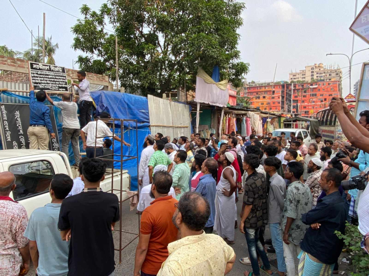 রেলওয়ের জমিতে মার্কেট নির্মান বন্ধে স্থগিতাদেশের সাইনবোর্ড নাসিকের রেলওয়ের জমিতে মার্কেট নির্মান বন্ধে স্থগিতাদেশের সাইনবোর্ড নাসিকের