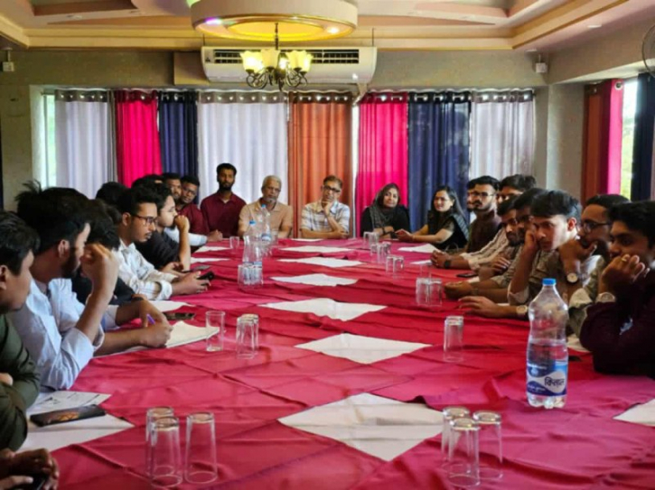 নারায়ণগঞ্জস্থ ঢাবি শিক্ষার্থীদের সাথে জেলা বিএনপির আহ্বায়কের মত বিনিময়