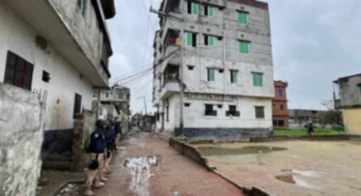 জঙ্গি আস্তানা সন্দেহে নারায়ণগঞ্জে বাড়ি ঘেরাও জঙ্গি আস্তানা সন্দেহে নারায়ণগঞ্জে বাড়ি ঘেরাও