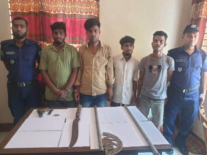 রূপগঞ্জে পুলিশের অভিযানে পিস্তল ধারালো অস্ত্রসহ গ্রেপ্তার ৪ রূপগঞ্জে পুলিশের অভিযানে পিস্তল ধারালো অস্ত্রসহ গ্রেপ্তার ৪
