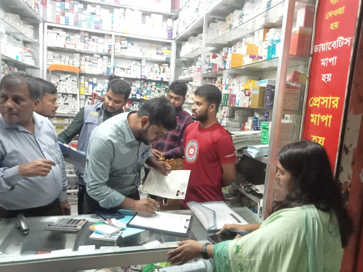 নারায়ণগঞ্জে ফার্মেসিতে অভিযান, ৮ হাজার জরিমানা নারায়ণগঞ্জে ফার্মেসিতে অভিযান, ৮ হাজার জরিমানা