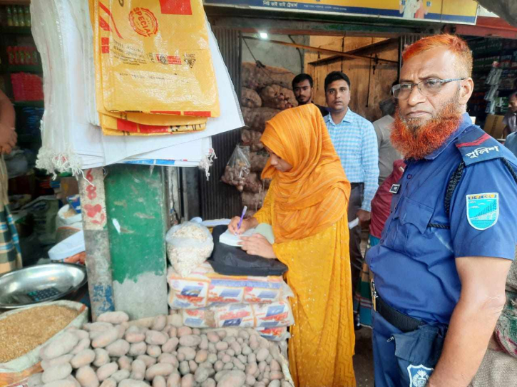 ফতুল্লা বাজারে ভোক্তা অধিদপ্তরের অভিযান, ৩ প্রতিষ্ঠানকে জরিমানা ফতুল্লা বাজারে ভোক্তা অধিদপ্তরের অভিযান, ৩ প্রতিষ্ঠানকে জরিমানা