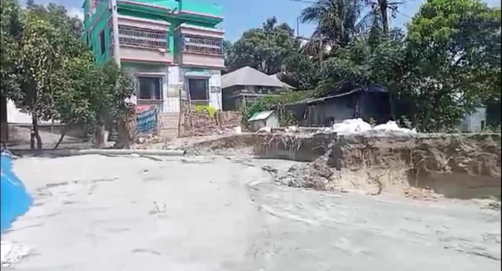 সোনারগাঁয়ে আদালতের মামলা থাকার পরও বালু দিয়ে জমি দখলের অভিযোগ সোনারগাঁয়ে আদালতের মামলা থাকার পরও বালু দিয়ে জমি দখলের অভিযোগ