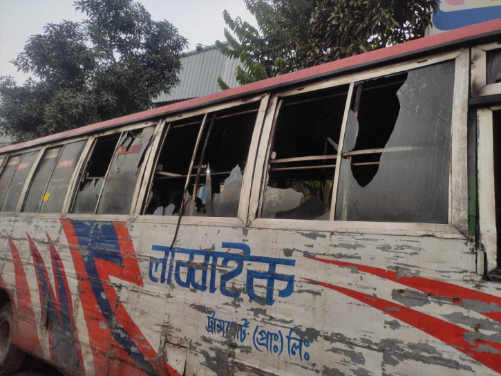 নারায়ণগঞ্জে গভীর রাতে বাসে আগুন নারায়ণগঞ্জে গভীর রাতে বাসে আগুন