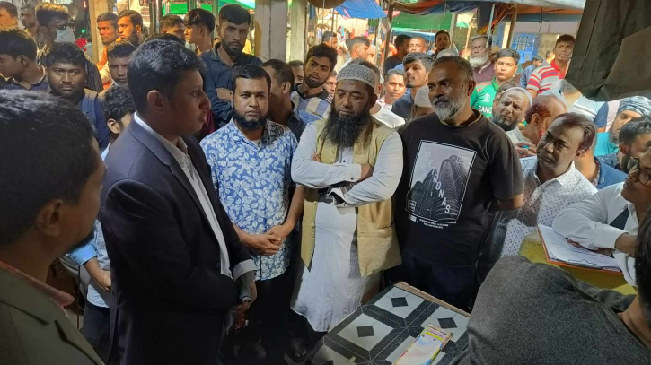 নারায়ণগঞ্জে অতিরিক্ত মূল্যে পেঁয়াজ বিক্রি, ১ লক্ষ টাকা জরিমানা নারায়ণগঞ্জে অতিরিক্ত মূল্যে পেঁয়াজ বিক্রি, ১ লক্ষ টাকা জরিমানা