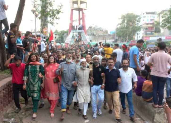 সপরিবারে মাঠে খোরশেদ, ছেলেসহ মামলার আসামী সপরিবারে মাঠে খোরশেদ, ছেলেসহ মামলার আসামী