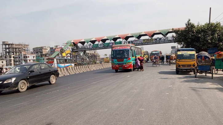 অবরোধে ঢাকা-চট্টগ্রাম মহাসড়কে যান চলাচল স্বাভাবিক অবরোধে ঢাকা-চট্টগ্রাম মহাসড়কে যান চলাচল স্বাভাবিক