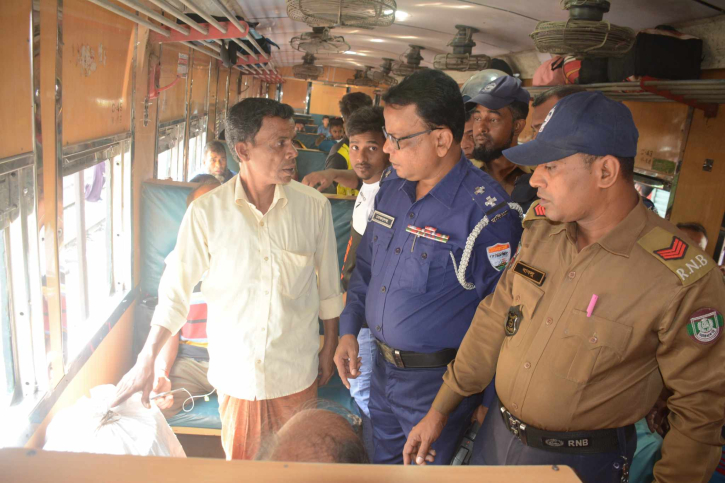 নারায়ণগঞ্জে ট্রেন স্টেশনে পুলিশের ব্যাপক তল্লাশি নারায়ণগঞ্জে ট্রেন স্টেশনে পুলিশের ব্যাপক তল্লাশি