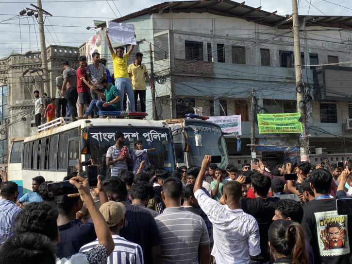 ঢাকা নারায়ণগঞ্জ সংযোগ সড়ক অবরোধ শিক্ষার্থীদের ঢাকা নারায়ণগঞ্জ সংযোগ সড়ক অবরোধ শিক্ষার্থীদের