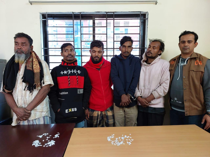 নারায়ণগঞ্জে ৫ মাদকবিক্রেতা আটক নারায়ণগঞ্জে ৫ মাদকবিক্রেতা আটক