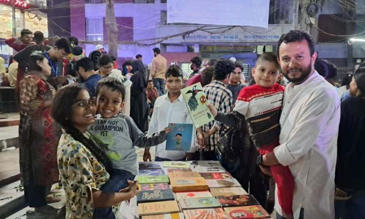 এবারও বইয়ের বদলে বই দিলেন ‘ধাবমান’ এবারও বইয়ের বদলে বই দিলেন ‘ধাবমান’
