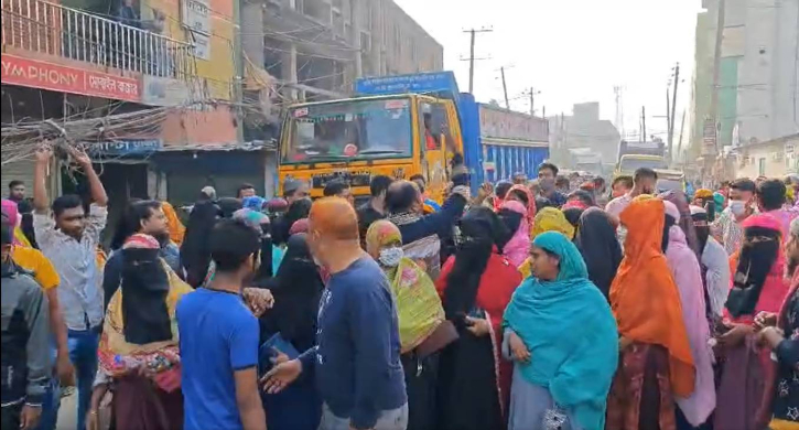 না.গঞ্জে বকেয়া বেতন না দিয়েই দুই গার্মেন্টস বন্ধ, প্রতিবাদে রাস্তায় শ্রমিকরা