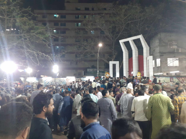 নারায়ণগঞ্জ শহীদ মিনারে শ্রদ্ধা জানাতে সর্বস্তরের মানুষের ঢল নারায়ণগঞ্জ শহীদ মিনারে শ্রদ্ধা জানাতে সর্বস্তরের মানুষের ঢল