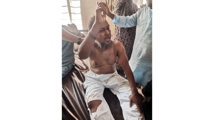 কাউসার কোপ দেয়, মুকুল হকিষ্টিক দিয়ে পেটায় : টিপু কাউসার কোপ দেয়, মুকুল হকিষ্টিক দিয়ে পেটায় : টিপু
