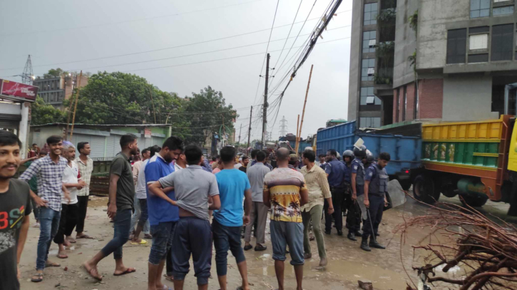 নারায়ণগঞ্জে বকেয়া বেতনের দাবিতে সড়ক অবরোধ নারায়ণগঞ্জে বকেয়া বেতনের দাবিতে সড়ক অবরোধ