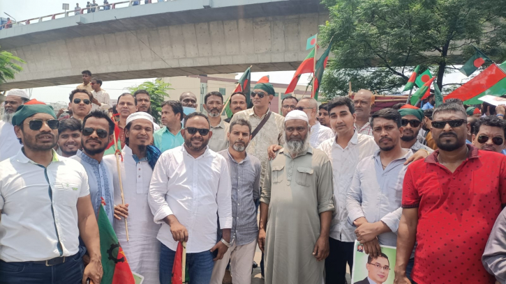 খালেদা জিয়াকে অভ্যর্থনা জানাতে জেলা বিএনপির নেতাকর্মীদের নিয়ে রাজপথে রাজীব খালেদা জিয়াকে অভ্যর্থনা জানাতে জেলা বিএনপির নেতাকর্মীদের নিয়ে রাজপথে রাজীব