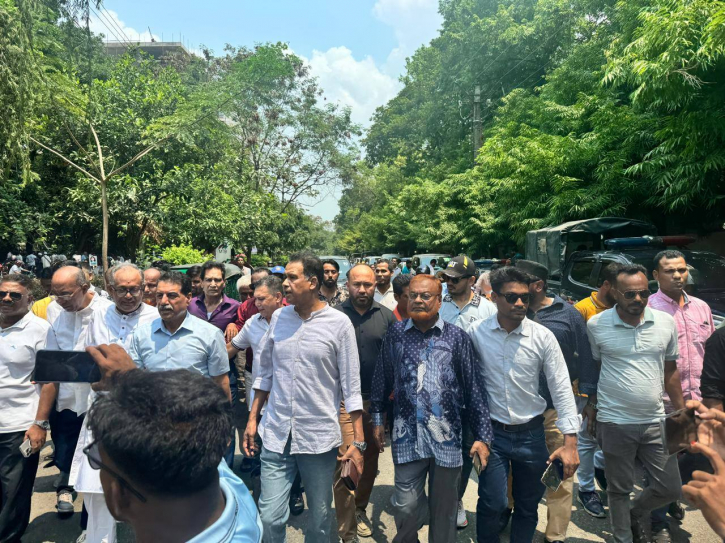 খালেদা জিয়াকে অভ্যর্থনা জানাতে ঢাকার রাজপথে গিয়াসউদ্দিন খালেদা জিয়াকে অভ্যর্থনা জানাতে ঢাকার রাজপথে গিয়াসউদ্দিন