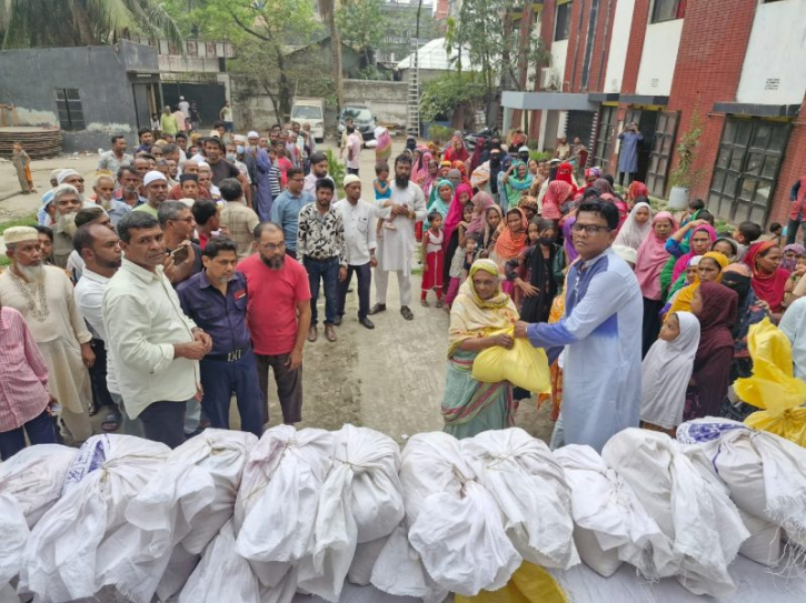 দুস্থদের মাঝে রেজা রিপনের ঈদ সামগ্রী বিতরণ দুস্থদের মাঝে রেজা রিপনের ঈদ সামগ্রী বিতরণ
