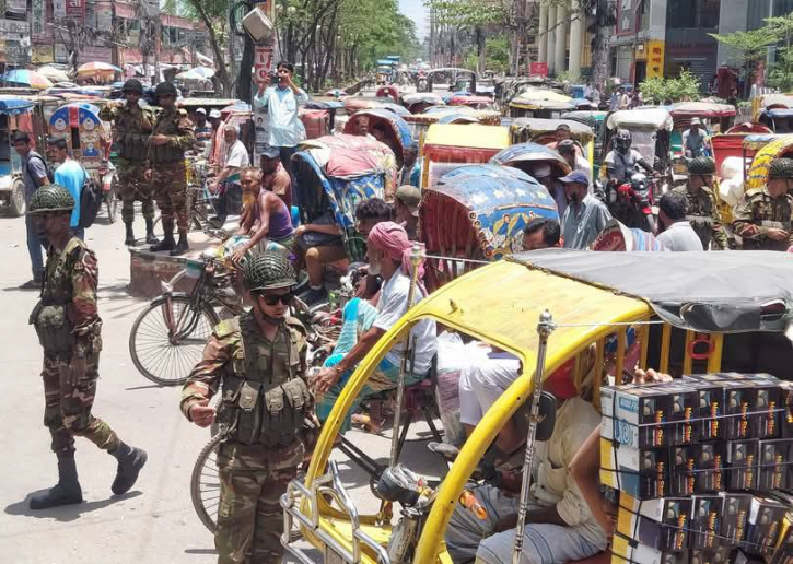 নারায়ণগঞ্জে যানজট নিরসনে মাঠে সেনাবাহিনী নারায়ণগঞ্জে যানজট নিরসনে মাঠে সেনাবাহিনী