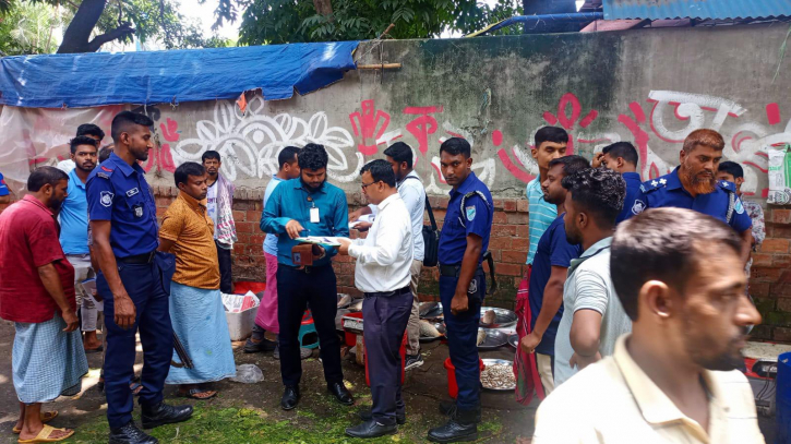না.গঞ্জে সড়ক দখলমুক্ত করতে জেলা প্রশাসনের অভিযান, জরিমানা ১০ হাজার না.গঞ্জে সড়ক দখলমুক্ত করতে জেলা প্রশাসনের অভিযান, জরিমানা ১০ হাজার