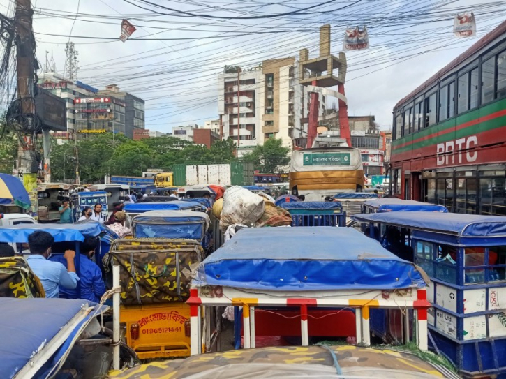 না.গঞ্জে এইচএসসি পরীক্ষার প্রথম দিনে তীব্র যানজট, ভোগান্তিতে পরীক্ষার্থীরা