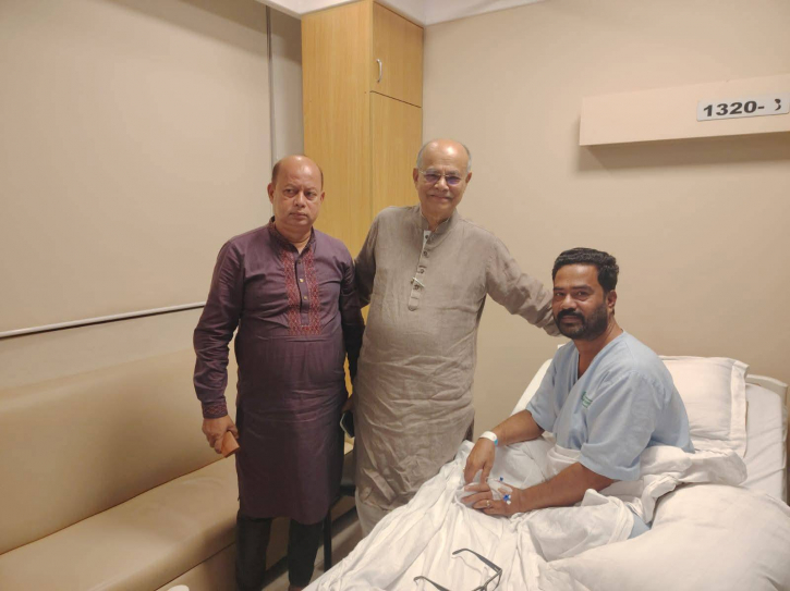 রোজেলকে দেখতে হাসপাতালে মনির