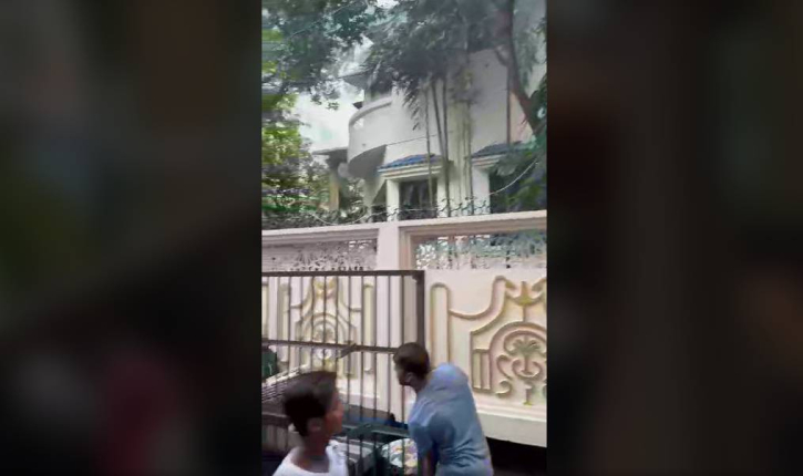 শামীম সেলিম ওসমানের বাড়িতে আগুন, ছেলে ও ভাতিজার অফিস লুট শামীম সেলিম ওসমানের বাড়িতে আগুন, ছেলে ও ভাতিজার অফিস লুট