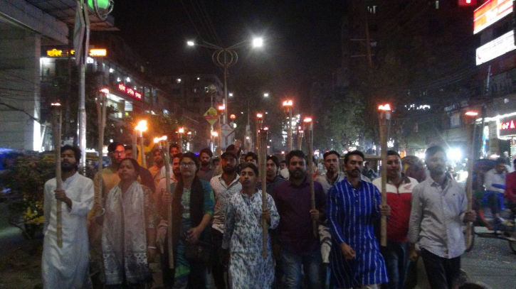 নারায়ণগঞ্জে লকডাউনের প্রতিবাদে মশাল মিছিল